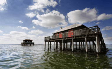 Vue des cabanes tchanquées de l’Île aux Oiseaux à Arcachon