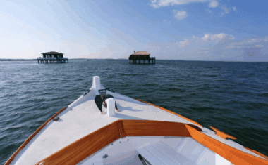 Vue du bateau sur les cabanes tchanquées