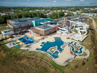 Vue aérienne du centre aquatique La Calinésie à Libourne
