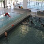 Vue aérienne du bassins intérieur du centre aquatique Serge Roux à Saint Loubès