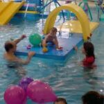 Une séance de bébé nageur avec parcours ludique dans la piscine du Spadium Langon