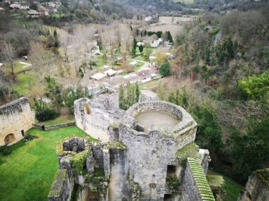 Vue aérienne de la tour du donjon médiéval de Rauzan