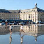 Enfants jouant sur le miroir d'eau de Bordeaux