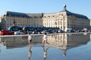 Enfants jouant sur le miroir d'eau de Bordeaux