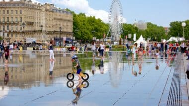 Familles et touristes profitant de la fraicheur du plan d'eau