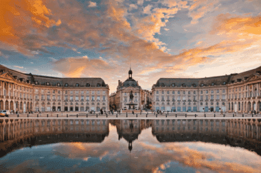 Coucher de soleil sur le miroir d'eau de Bordeaux avec reflet Place de la Bourse