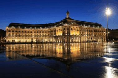 Miroir d’eau Bordeaux la nuit avec illuminations de la Place de la Bourse