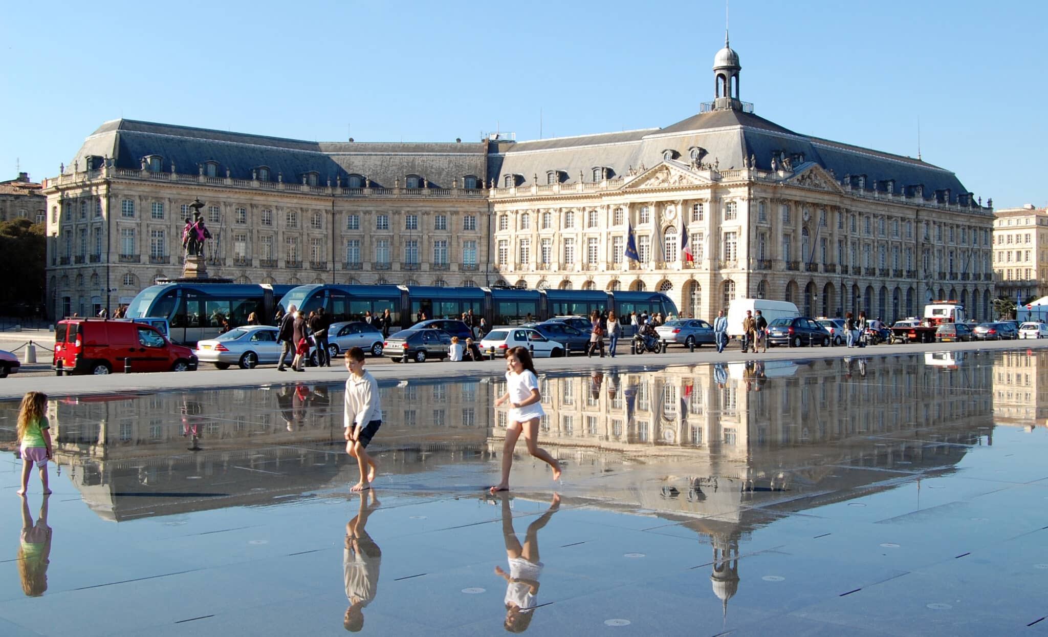 Enfants jouant sur le miroir d'eau de Bordeaux