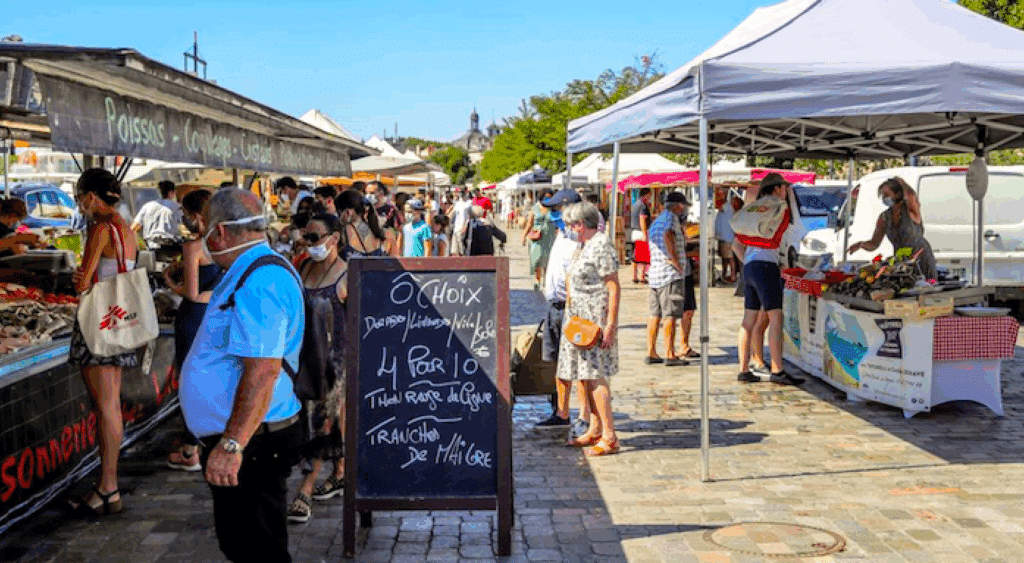 Marché du dimanche sur les quais de Bordeaux